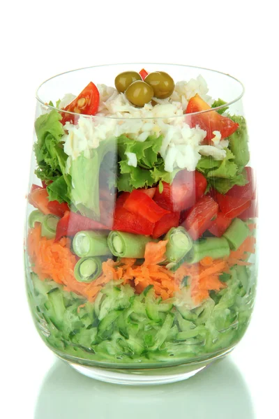 Smakelijke Salade met verse groenten, geïsoleerd op wit — Stockfoto