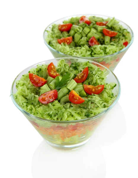 Salada saborosa com legumes frescos, isolada em branco — Fotografia de Stock