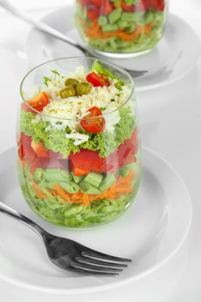 Salade savoureuse aux légumes frais, isolée sur du blanc — Photo