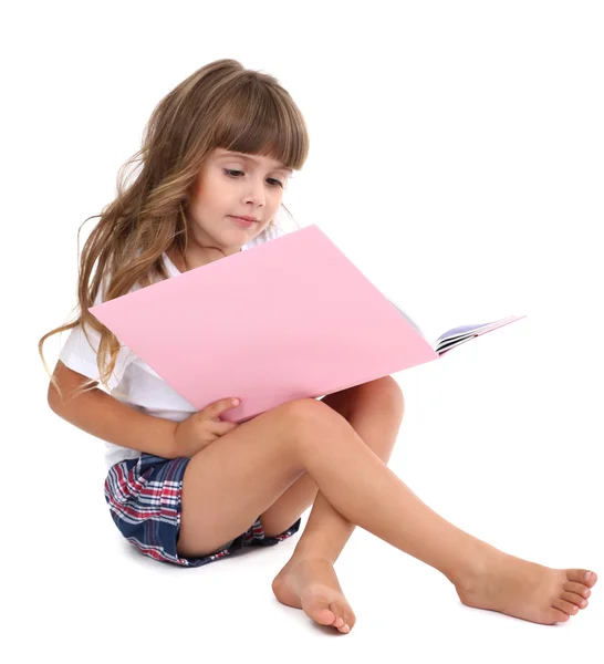 Μικρό κορίτσι που κάθεται στο πάτωμα με το βιβλίο που απομονώνονται σε λευκό — Φωτογραφία Αρχείου