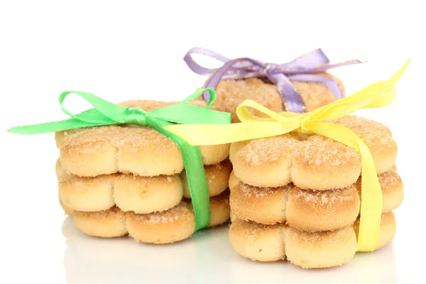 Biscuits sucrés attachés avec des rubans colorés isolés sur blanc — Photo