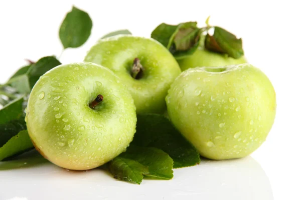 Sappige groene appels met bladeren, geïsoleerd op wit — Stockfoto