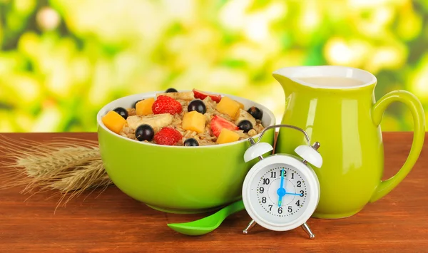 Farinha de aveia com frutas na mesa em fundo brilhante — Fotografia de Stock