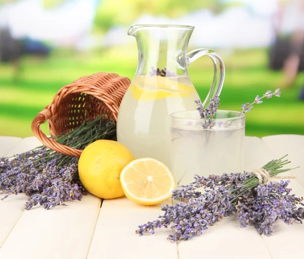 Limonata di lavanda, su sfondo brillante — Foto Stock