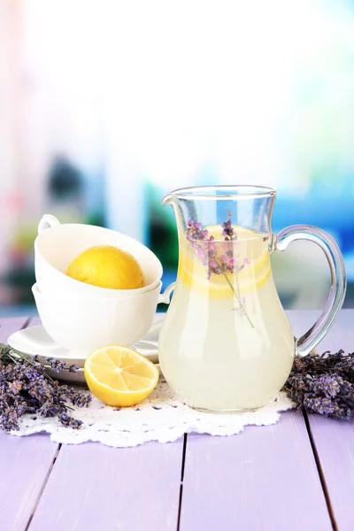 Lavanta limonata, parlak zemin üzerine Menekşe ahşap masa — Stok fotoğraf