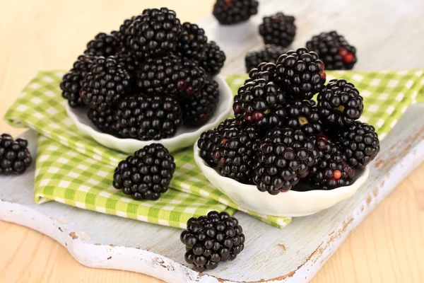 Söt blackberry i skålar på träbord — 图库照片