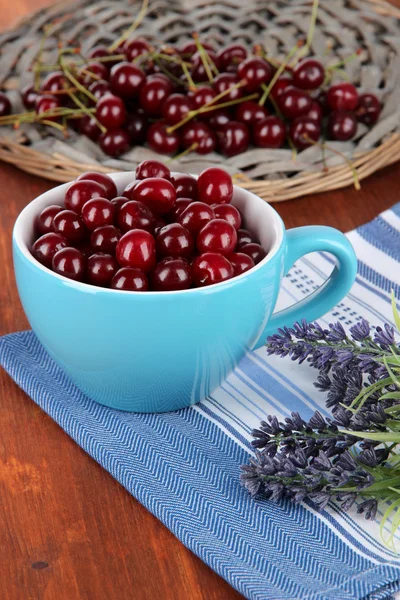 Sweet cherry in cup on table close-up — Stock Photo, Image