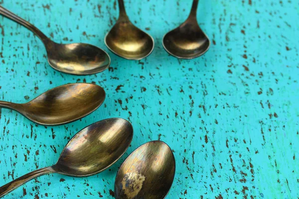 Vintage-Metalllöffel auf Holztisch in Großaufnahme — Stockfoto