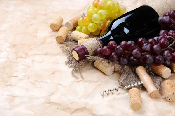 Butelka wina, winogron i korki na stary tło — Zdjęcie stockowe