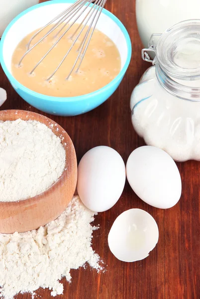 Ingredients for dough on wooden table close-up — Stock Photo, Image