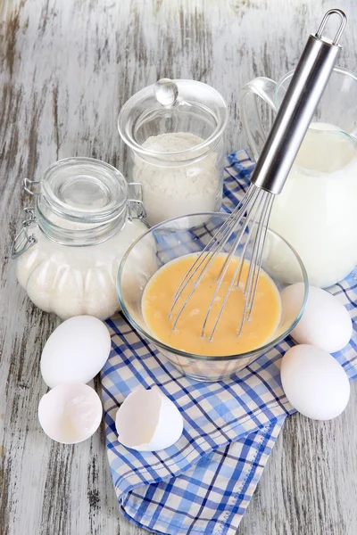 Ingredienser för degen på träbord närbild — Stockfoto