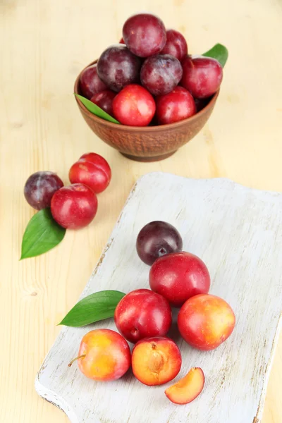 Ciruelas maduras sobre mesa de madera de cerca —  Fotos de Stock