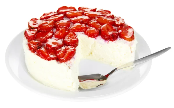 白で隔離される白い皿に新鮮なイチゴのチーズケーキ — ストック写真