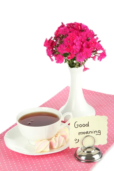 Beau bouquet de phlox avec tasse de thé isolé sur blanc — Photo