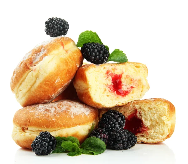 Leckere Donuts mit Beeren, isoliert auf weiß — Stockfoto