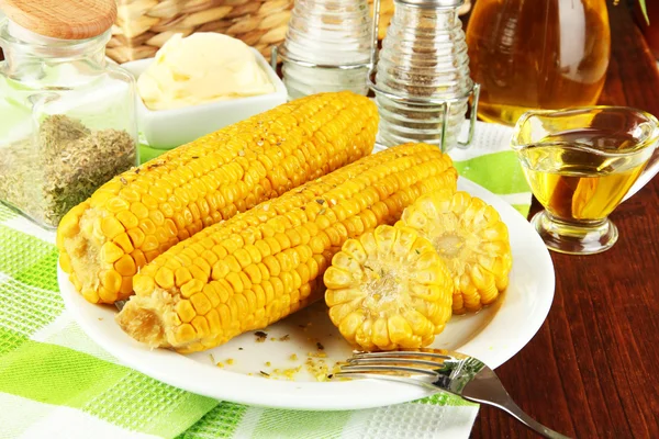 Flavored boiled corn on plate on wooden table close-up — Stock Photo, Image