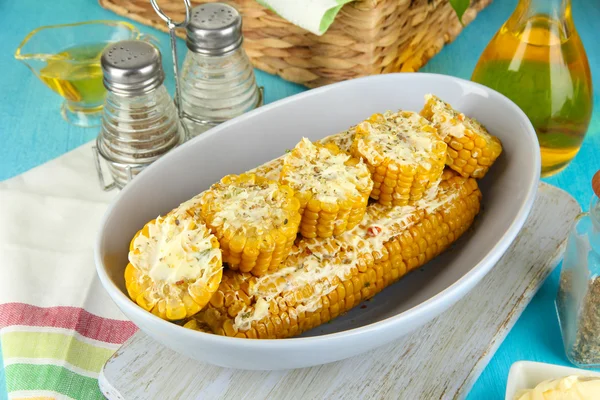 Flavored boiled corn on plate on wooden table close-up — Stock Photo, Image