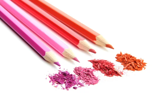 Цветные карандаши с заточки стружки изолированы на белом — стоковое фото