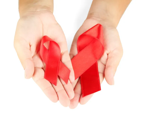 Nastro AIDS in mani isolate su bianco — Foto Stock