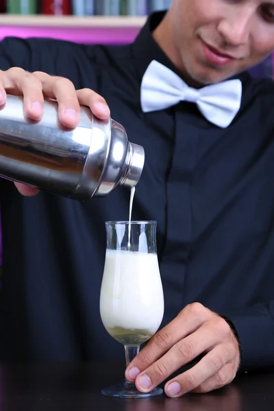 Portrait of handsome barman preparing cocktail, at bar — Stock Photo, Image