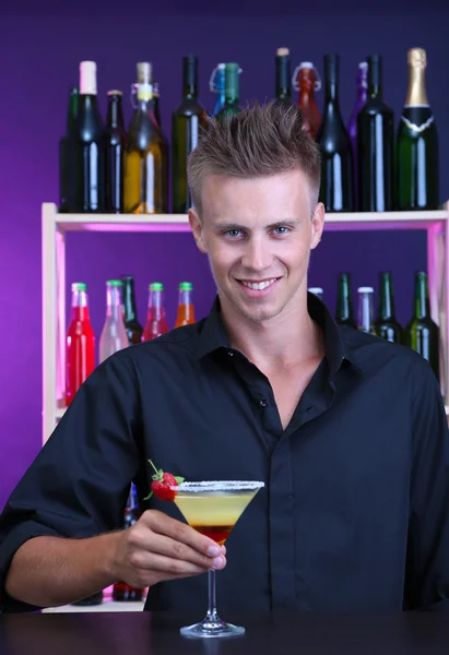 Retrato del barman guapo preparando cóctel, en el bar —  Fotos de Stock