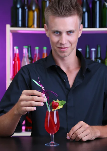 英俊男服务员准备鸡尾酒，在酒吧的肖像 — 图库照片