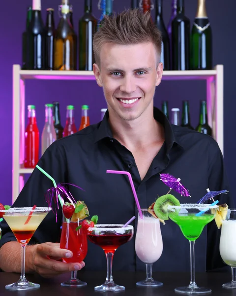 Portrait de beau barman avec différents cocktails cocktail, au bar — Photo