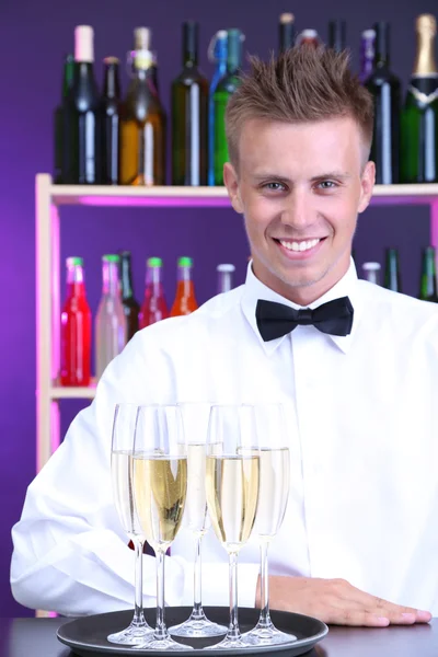 Barman houden dienblad met champagneglazen — Stockfoto