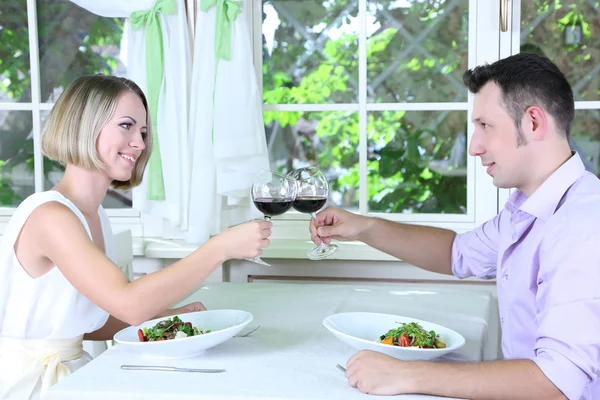 Nádherný pár s romantickou večeři v restauraci — Stock fotografie