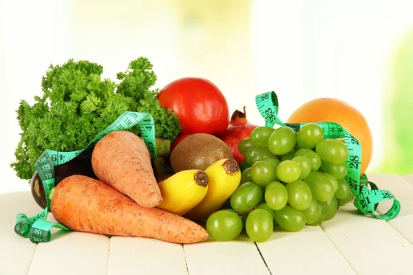 Verse groenten op tafel op lichte achtergrond — Stockfoto