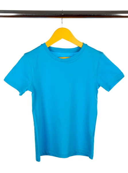 T-shirt colorida no cabide de roupas isolado no branco — Fotografia de Stock