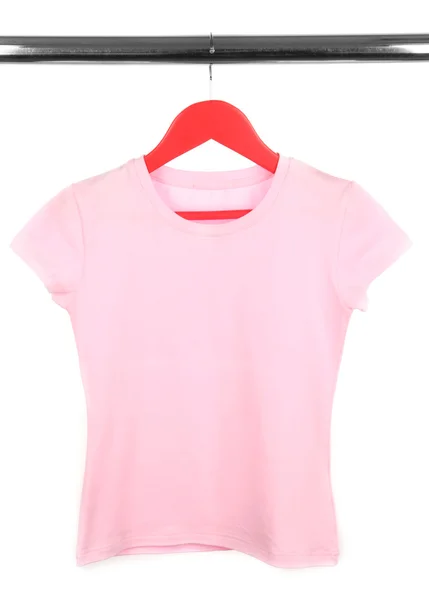 Kleurrijke t-shirt op kleren hanger geïsoleerd op wit — Stockfoto