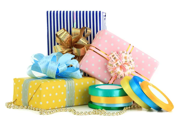 Pásky pro balení dárků s dárky izolované na bílém — Stock fotografie