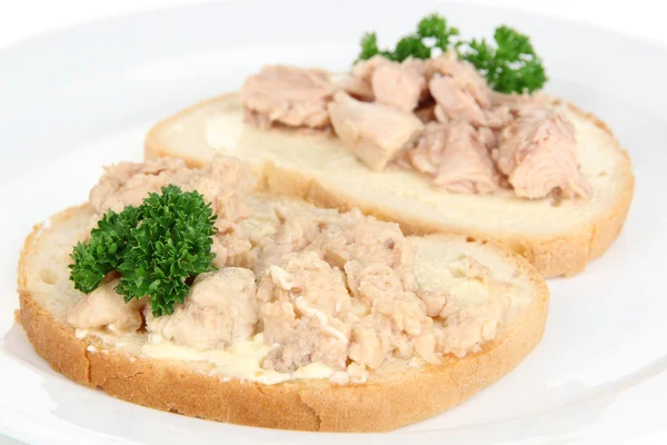 Sabrosos sándwiches con hígado de atún y bacalao, aislados en blanco — Foto de Stock