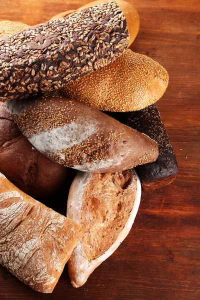 ahşap tahta üzerinde ekmek