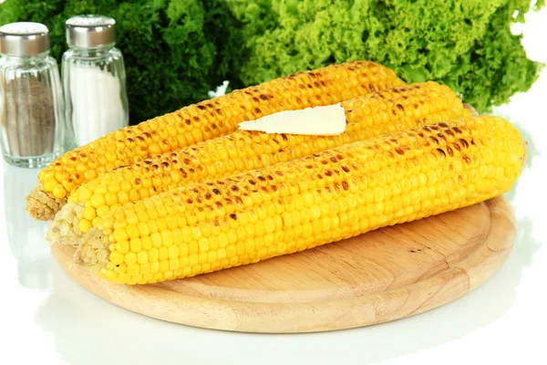 Delicioso maíz dorado a la parrilla con mantequilla de cerca — Foto de Stock