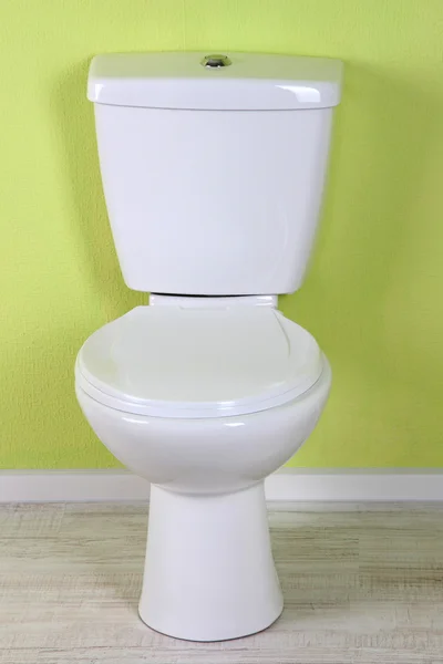 Bol de toilette blanc dans une salle de bain — Photo