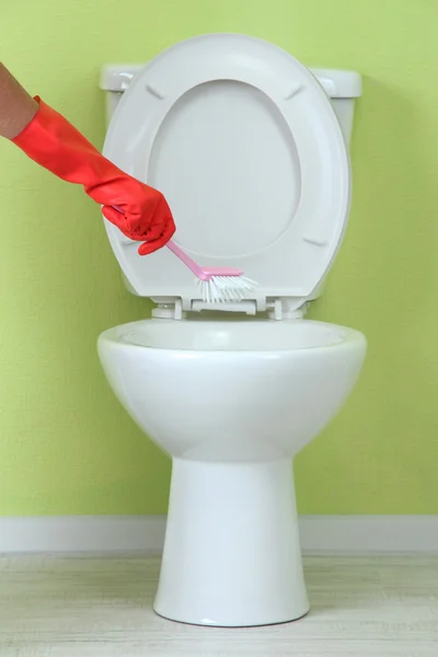 Žena ruku s kartáčem, čištění záchodové mísy v koupelně — Stock fotografie