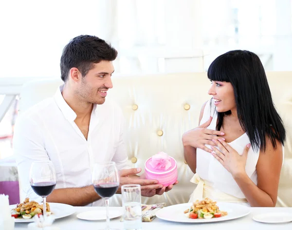 Hermosa pareja teniendo una cena romántica en el restaurante Imagen de stock