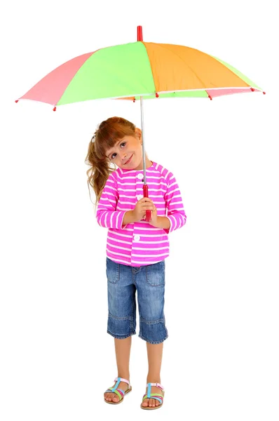 Маленькая девочка стоит с зонтиком, изолированным на белом — стоковое фото