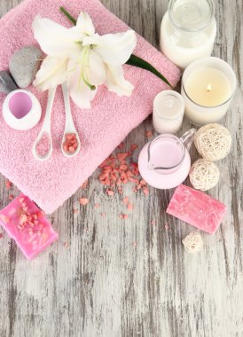 ahşap masa yakın çekim yapma lily ile güzel bir spa ayarı