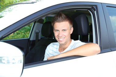 Yeni arabasını genç adam