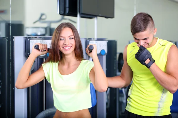 Mann und Mädchen im Fitnessstudio — Stockfoto