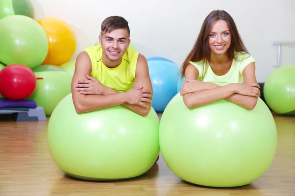 Guy et fille à la salle de gym — Photo