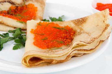 beyaz izole kırmızı havyar ile lezzetli gözleme