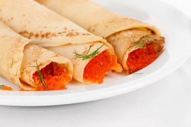 beyaz izole kırmızı havyar ile lezzetli gözleme