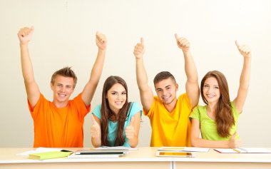 Grup genç öğrenci oturma odasında