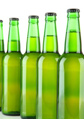 Beyazlar üzerinde izole bira şişeleri