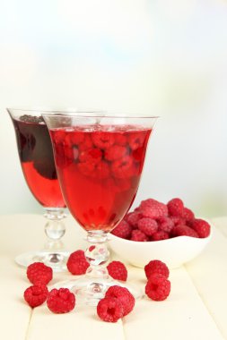 ahşap masa üzerinde taze çilek ile jöle