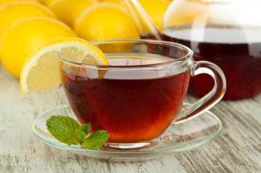 Tablo yakın çekim üzerinde limon ile çay